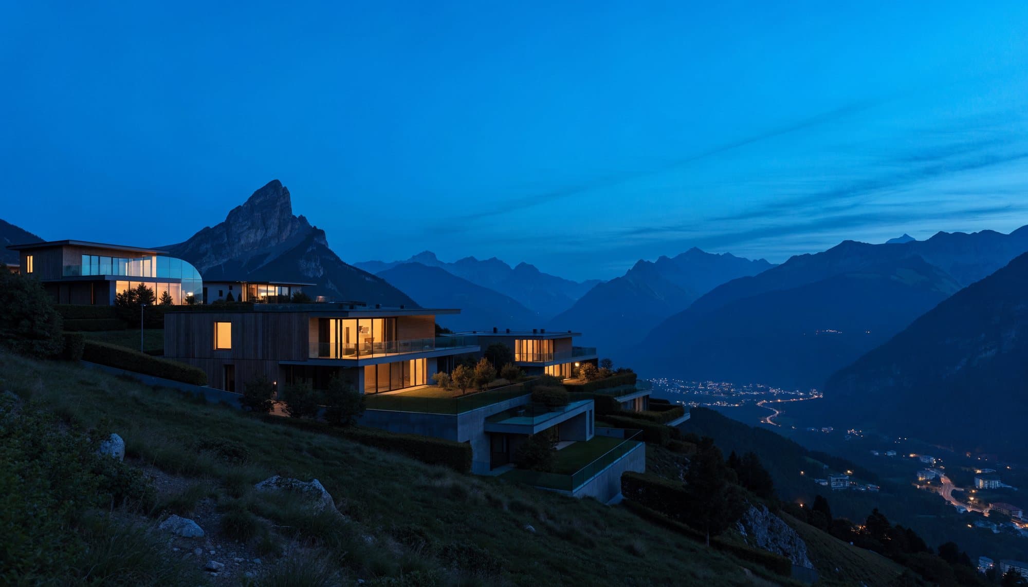 Résidence contemporaine en terrasses sur un coteau alpin à l’heure bleue